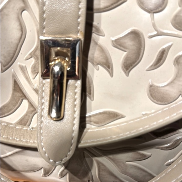 Elegant Floral Embossed Beige Handbag - Picture 9 of 9